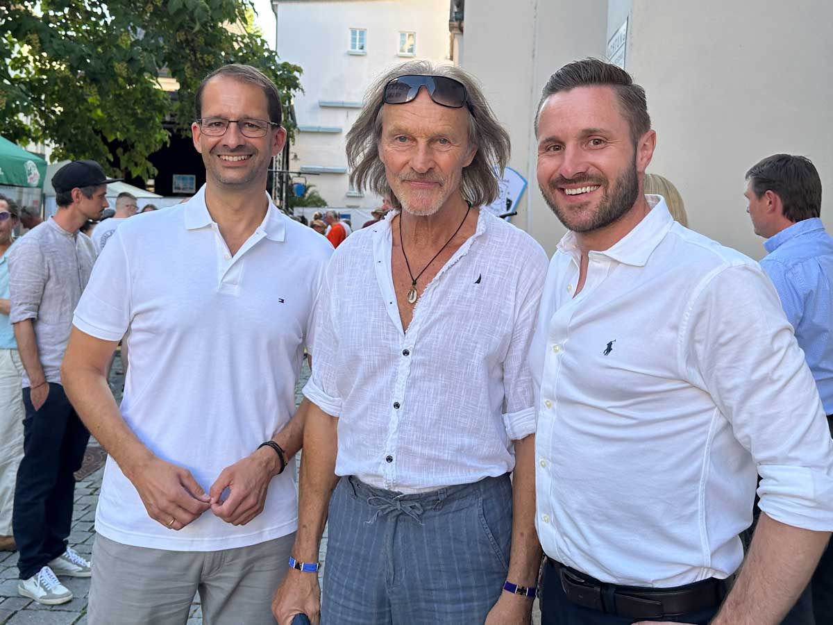 Oberbürgermeister Andreas März (links) mit Schirmherr Eisi Gulp (mitte) und 2. Bürgermeister Daniel Artmann