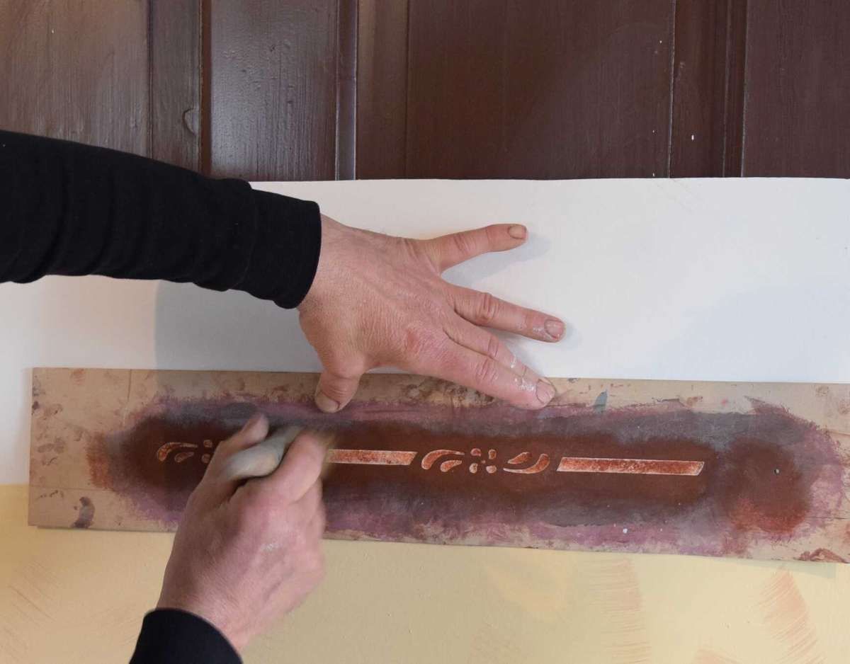 Schablonieren mit alten Mustern im Städtischen Museum