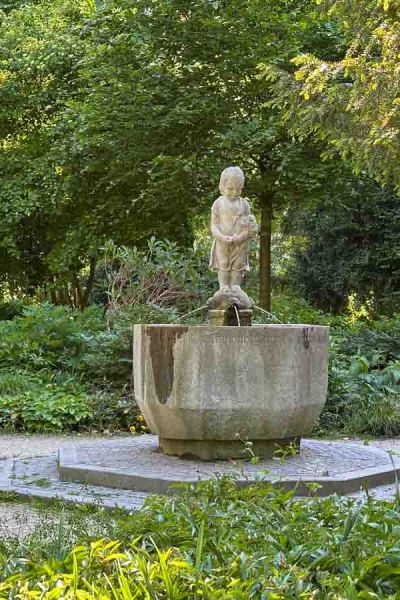 Mädchenbrunnen Riedergarten 03