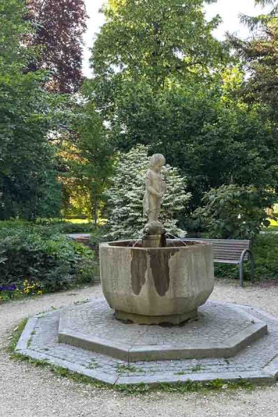 Mädchenbrunnen Riedergarten