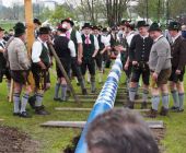 Der Rosenheimer Maibaum steht im Mangfallpark Süd_01