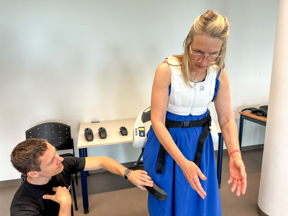 Exoskellete werden wie ein Wanderrucksack getragen um Patienten besser bewegen und unterstützen zu können.