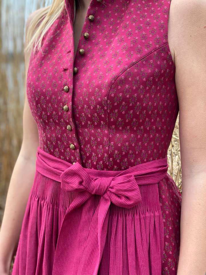 gottseidank dirndl hochgeschlossen beere 1