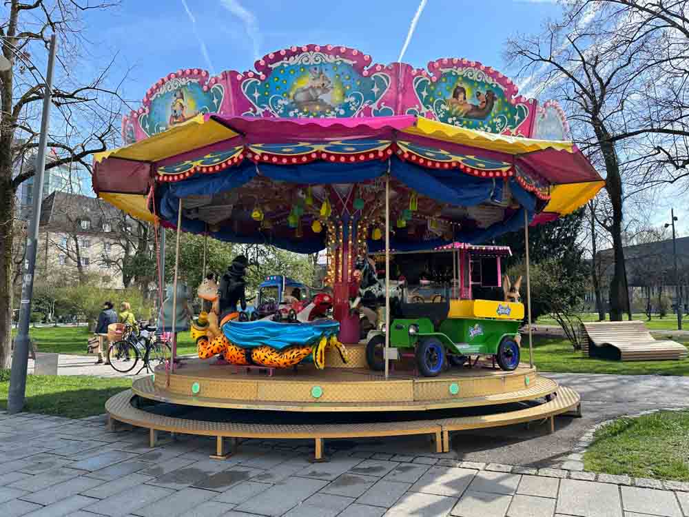Kinderkarussell Schausteller Frühling in Rosenheim
