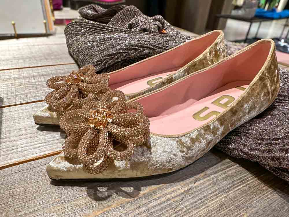 Samtballerinas mit Glitzerblume verschenken. Im Ingla erhältlich.