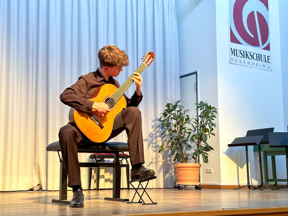 Ebenfalls Platz 3 bekam Benno Panhans mit seiner Gitarre©Stadttipps Rosenheim