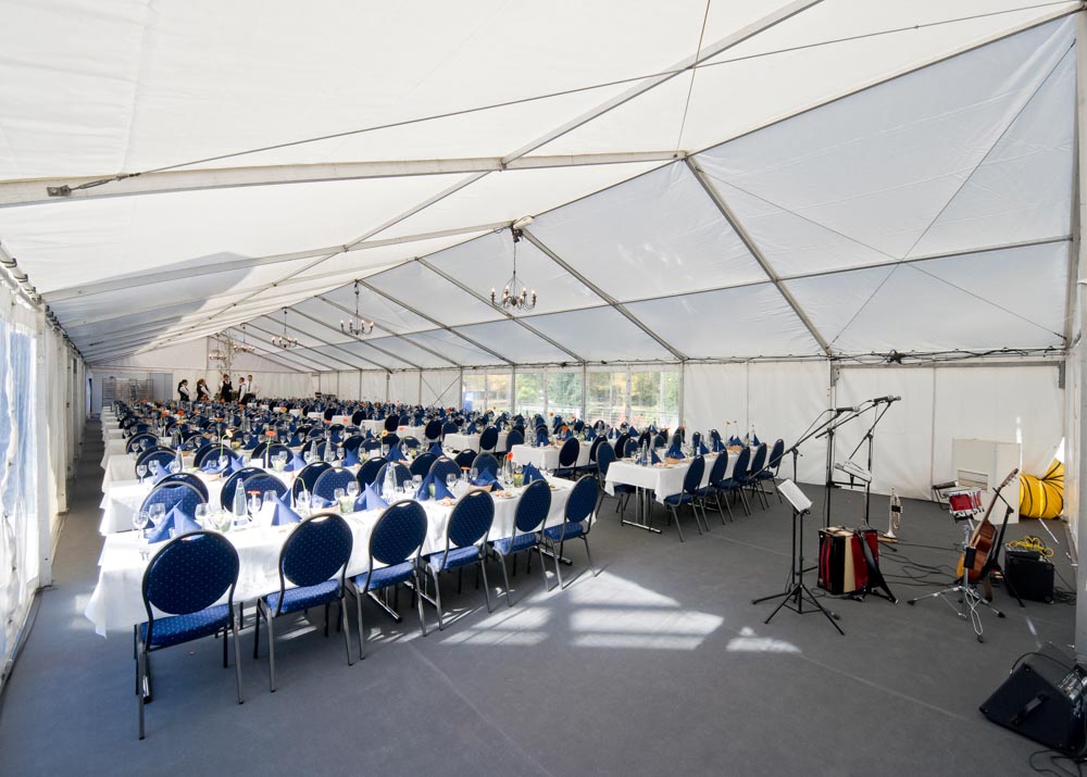 Eventzelt auf der Plaza vor dem KU'KO