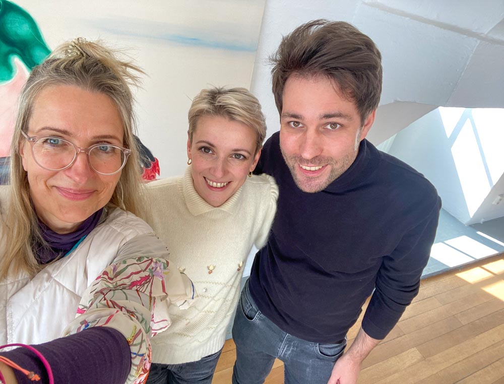 Bei der Finissage Mercator mit Jakob Gilg (Künstler), Olena Balun (Kunstverein Rosenheim) und Silke Graf (Stadttipps Rosenheim)