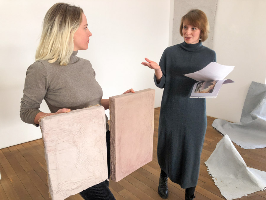 Kunstverein Rosenheim - Rundgang Ausstellung desert Eva Gentner und Olena Balun