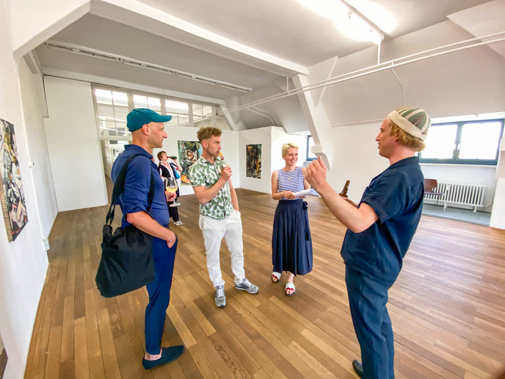 Künstler Vincent Kern, Dr. Olena Balun (Kunstverein Rosenheim) und Philipp Stähle (Gewinner Kunstpreis 2022) ©stadttipps rosenheim
