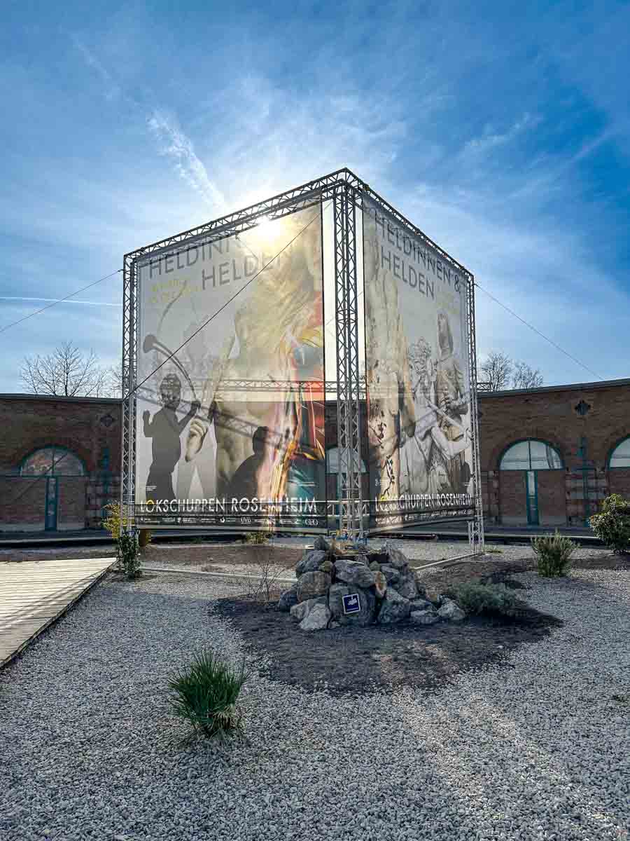 Lokschuppen Vorplatz Heldinnen und Helden ©Stadttipps Rosenheim