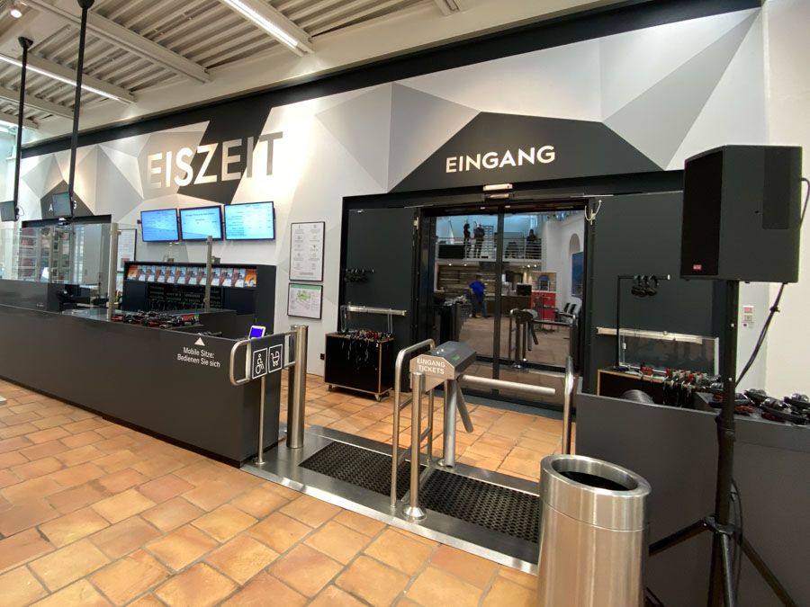 lokschuppen eingang zur ausstellung