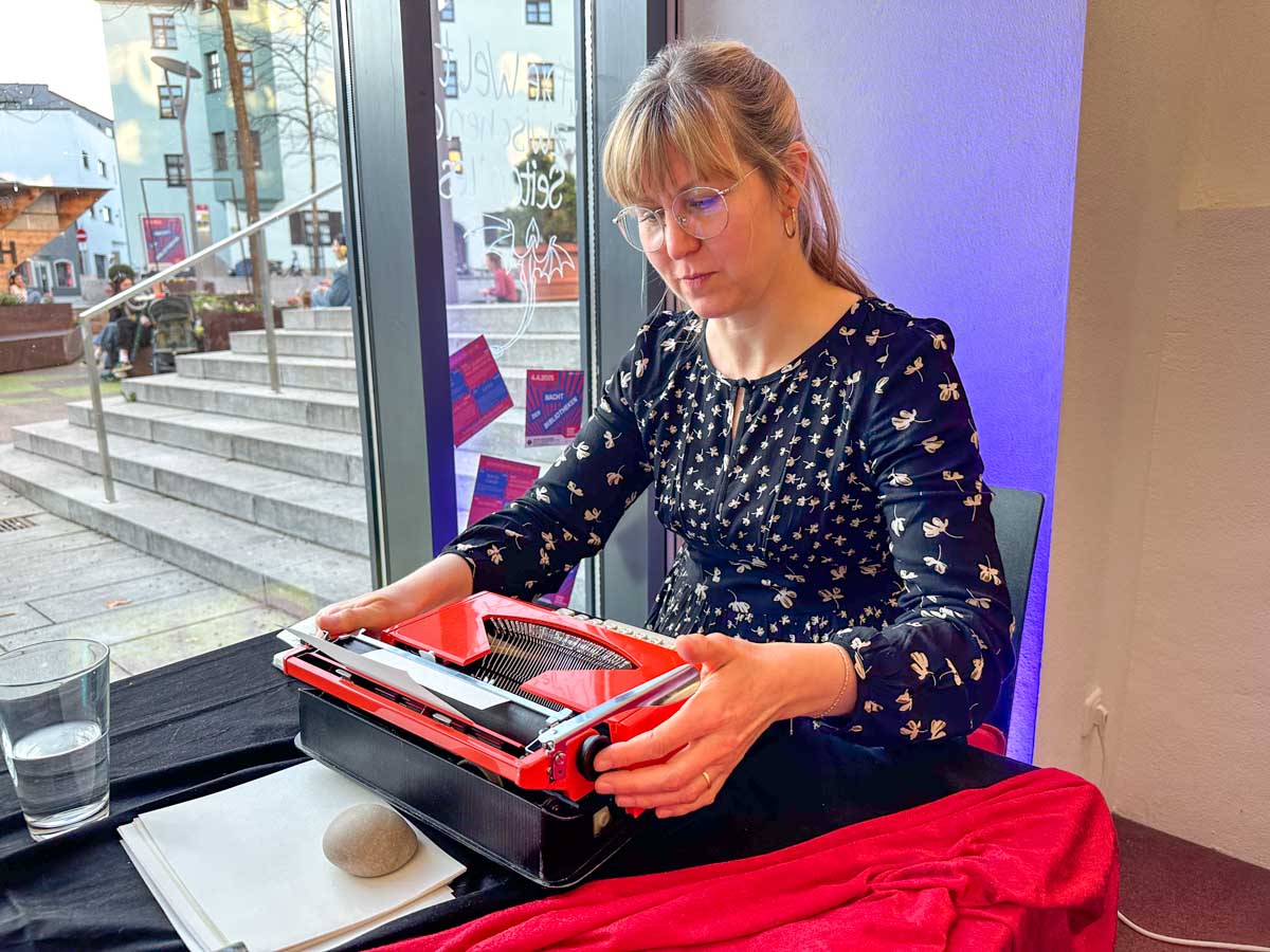 Sabine Magnet schreibt Gedichte auf Bestellung Nacht der Bibliotheken