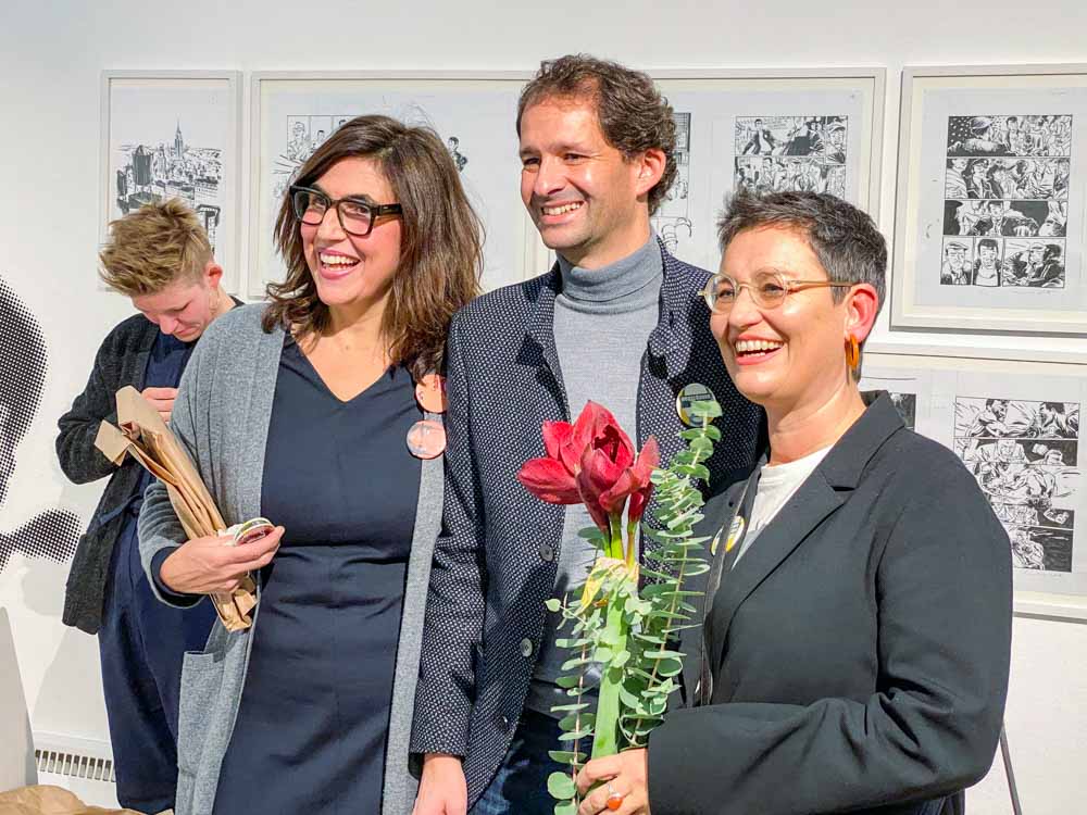 Kuration Christine Knödler (rechts), Monika Hauser-Mair (Leitung Städtische Galerie) und Andreas März (Oberbürgermeister Rosenheim)