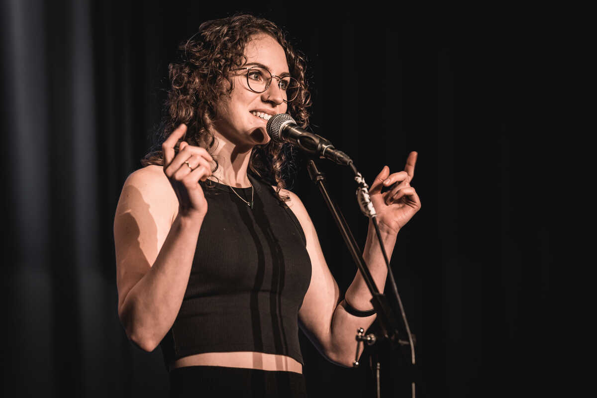 Poetry und Musik: Lotta Emilia kommt in die Theaterinsel