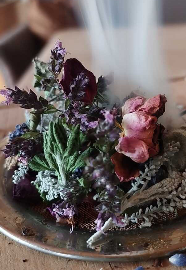 Lerne mit heimischen Kräutern, Harzen und Samen zu räuchern