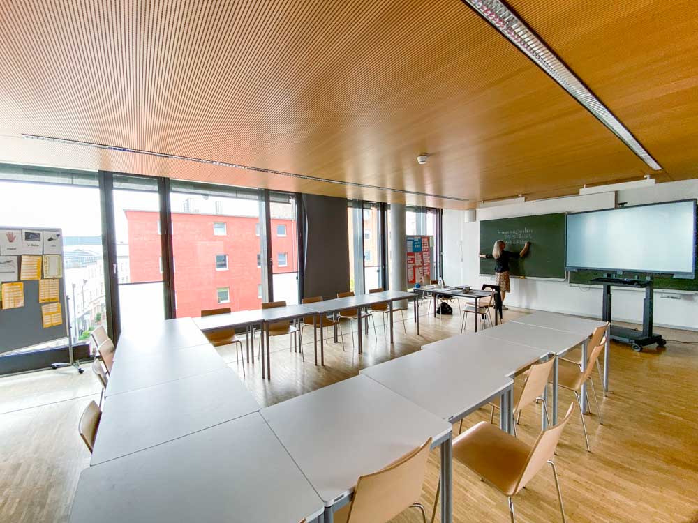 Blick in einen von vielen Kursräumen in der Volkshochschule Rosenheim @stadttipps rosenheim