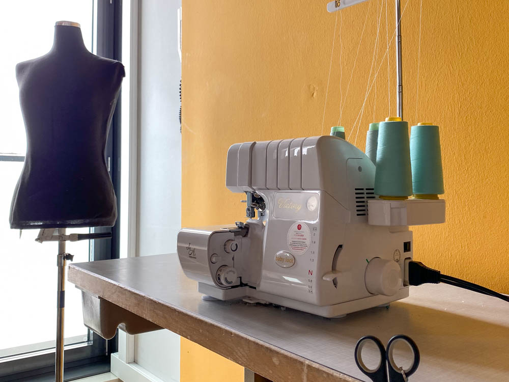 Nähen und Schneidern mit hochwertigen Maschinen in der VHS Rosenheim @stadttipps rosenheim