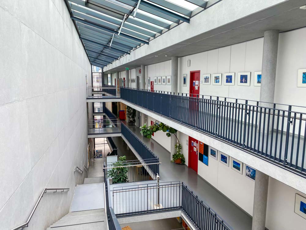 Fotogruppe der VHS gestaltet Treppenhaus nach Thema @stadttipps rosenheim