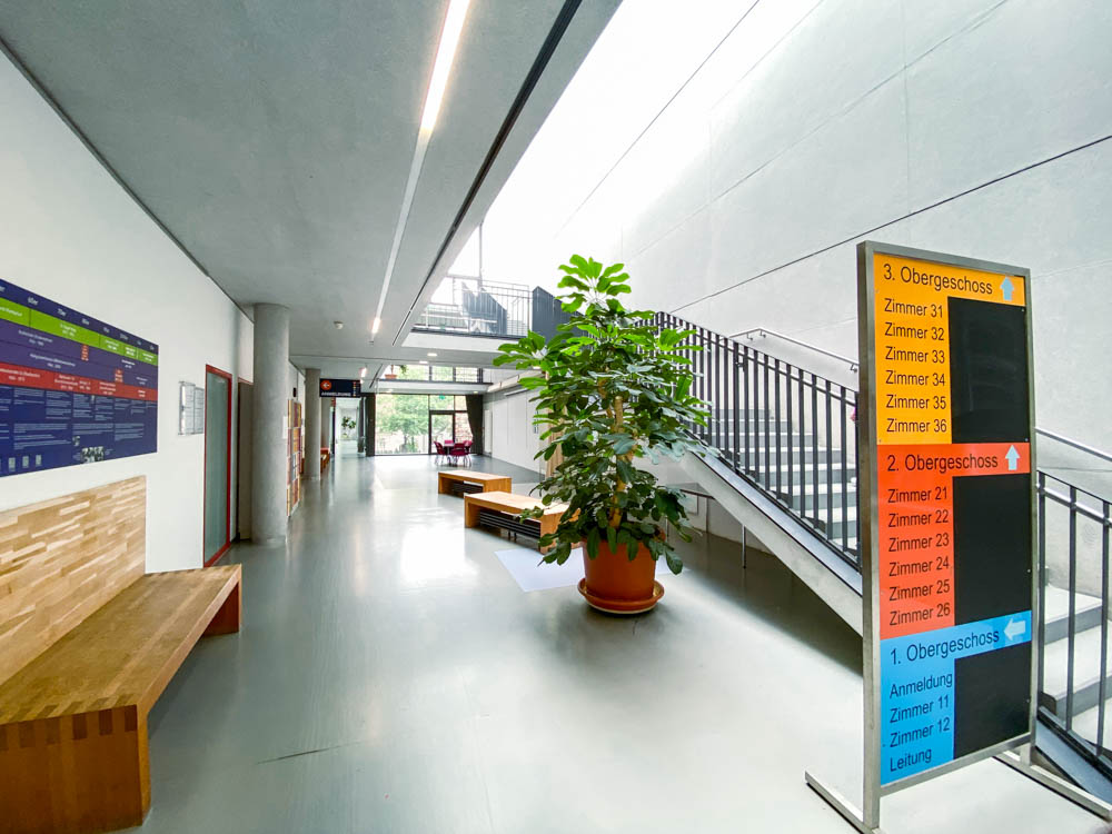 Blick in das gläsernen Treppenhaus der VHS Rosenheim @stadttipps rosenheim