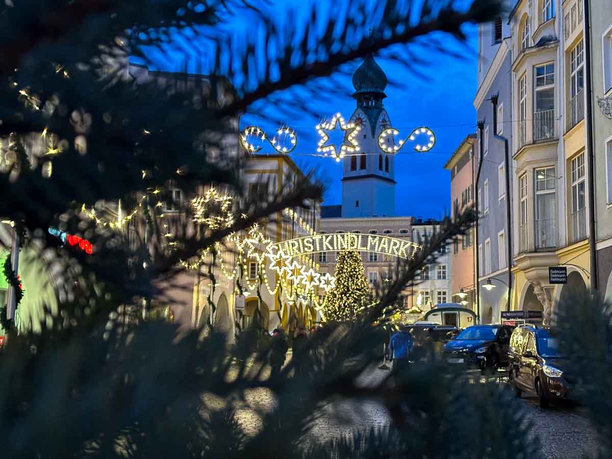 christkindlmarkt_blick_nikolaus_kirche_abends_copyright_stadttipps_rosenheim
