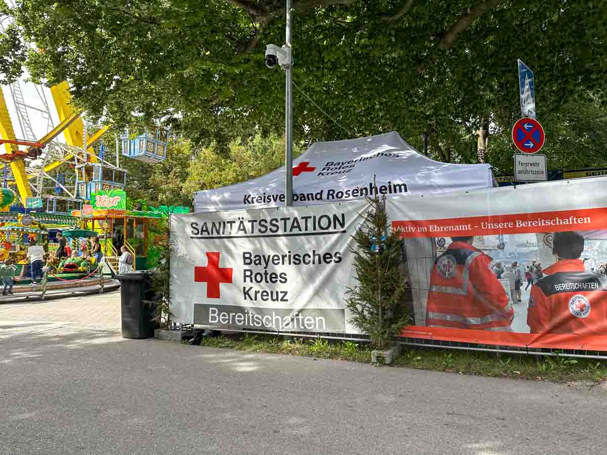 bayerisches rotes kreuz herbstfesteingang 