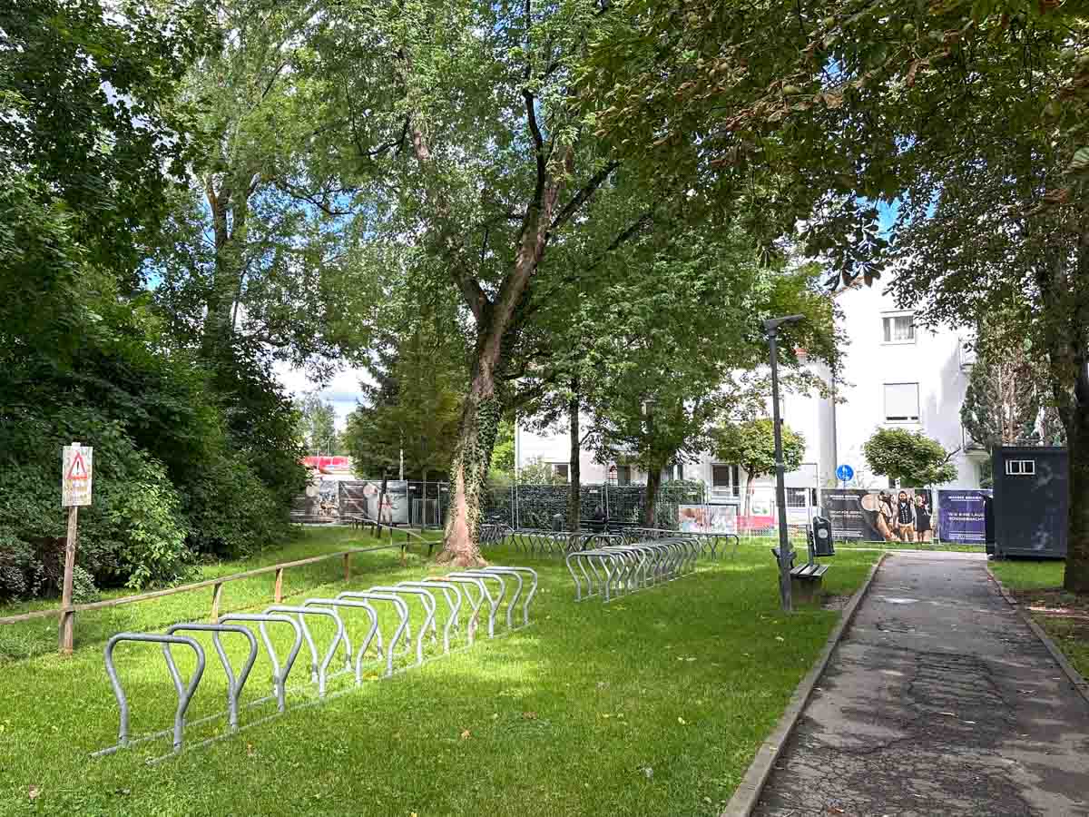 Zusätzliche Fahrradständer während des Herbstfestes Rosenheim