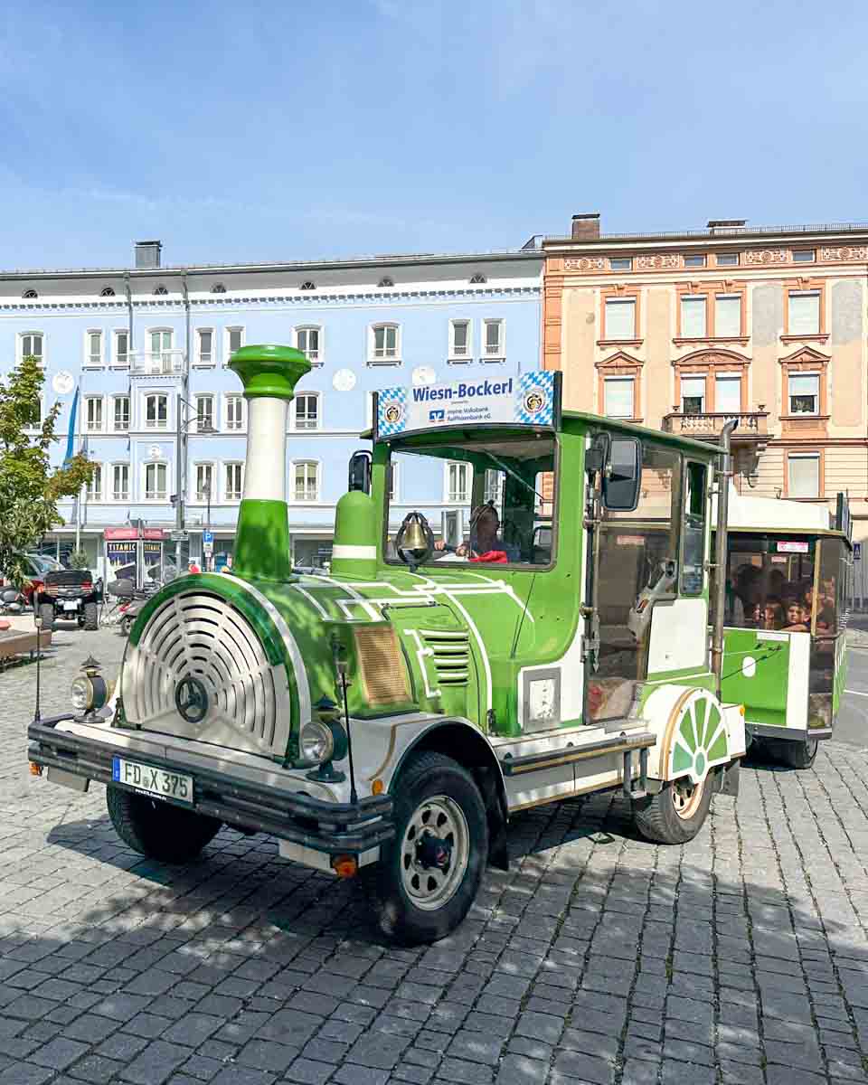 Mit dem Wiesn-Bockerl vom Bahnhof zum Herbstfest