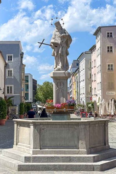 Trinkwasser am Nepomukbrunnen. Die restaurierte Brunnenfigur des Heiligen Nepomuk wurde am 14.06.1954 angebracht