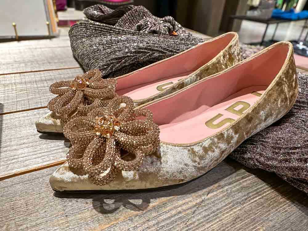 Samtballerinas mit Glitzerblume verschenken. Im Ingla erhältlich.