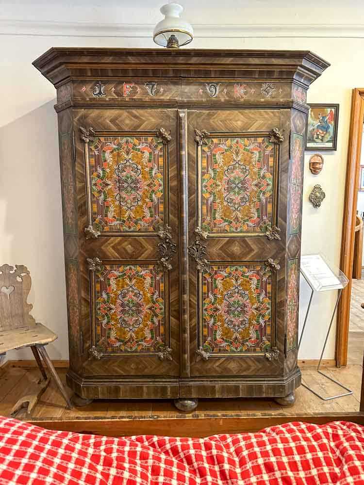 staedtisches_museum_perthaler_zimmer_bauernschrank_copyright_stadttipps_rosenheim