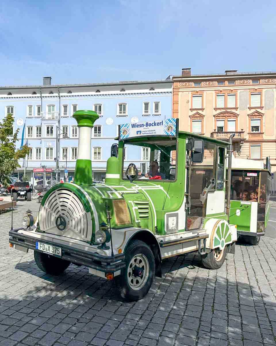 Mit dem Wiesn-Bockerl vom Bahnhof zum Herbstfest