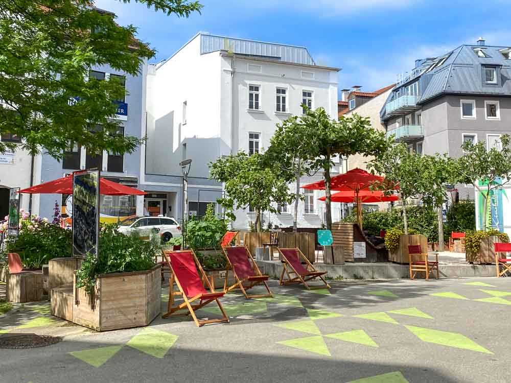 liegestuehle_vor der_stadtbibliothek©stadttipps_rosenheim